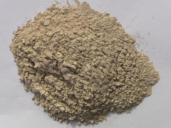 礬土性質(zhì) 礬土主要成分是氧化鋁，為煉鋁和耐火材料的主要原料。白色或灰白色，因含鐵而呈褐黃或淺紅色。密度3.45g/cm3，硬度1～3，不透明，質(zhì)脆。極難熔化，不溶于水，能溶于硫酸、氫氧化鈉溶液。 地區(qū)分布 中國鋁土礦資源比較豐富，在全國18個省、自治區(qū)、直轄市已查明鋁土礦產(chǎn)地205處，其中大型產(chǎn)地72處（不包括臺灣），主要分布在山西、山東、河北、河南、貴州、四川、廣西、遼寧、湖南等地。 投資前景 1.可用于煉鋁工業(yè)。用于國防、航空、汽車、電器、化工、日常生活用品等。 2.可用于精密鑄造。礬土熟料加工成細粉做成鑄模后精鑄。用于軍工、航天、通訊、儀表、機械及醫(yī)療器械部門。 3.可用于耐火制品。高鋁礬土熟料耐火度高達1780℃，化學(xué)穩(wěn)定性強、物理性能良好。 4.硅酸鋁耐火纖維。用于鋼鐵、有色冶金、電子、石油、化工、宇航、原子能、國防等多種工業(yè)，消防人員可用耐火纖維布做成衣服。 5.制造礬土水泥、研磨材料、陶瓷工業(yè)以及化學(xué)工業(yè)可制鋁的各種化合物。 鋁礬土磨粉制備 鋁礬土粉是選用煅燒過的熟鋁礬土礦石用雷蒙磨加工制成的細粉，粒度通常為100目-325目，在耐火材料行業(yè)得到了廣泛的應(yīng)用。通常加工的流程為先經(jīng)顎式破碎機進行破碎，然后篩分進入鋁礬土雷蒙磨或鋁礬土超細磨粉機中，進行鋁礬土粉制備，使其應(yīng)用更加廣泛。