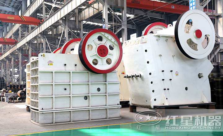 顎式破碎機(jī)實(shí)拍圖，型號(hào)多樣，價(jià)格在幾十萬(wàn)之間